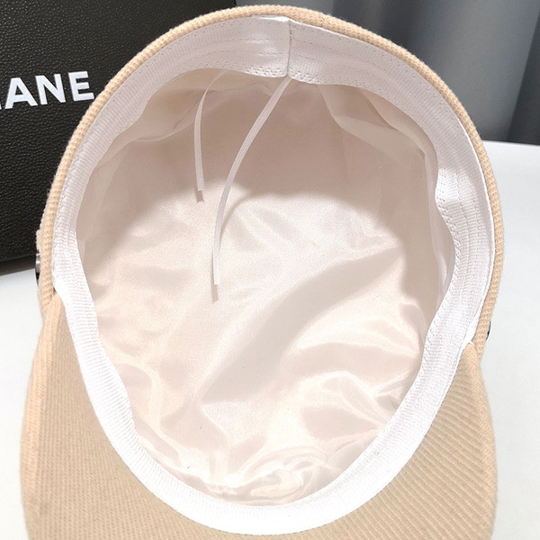 Κομψό γυναικείο καπέλο με γυαλιστερό αποτέλεσμα και αγκράφα