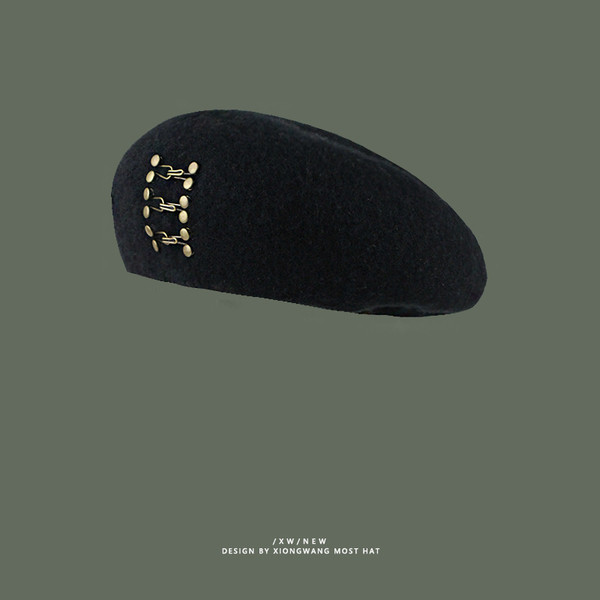 Gyapjú barett típusú kalap fém díszítéssel