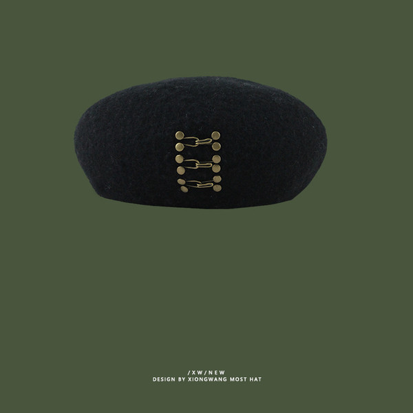 Gyapjú barett típusú kalap fém díszítéssel