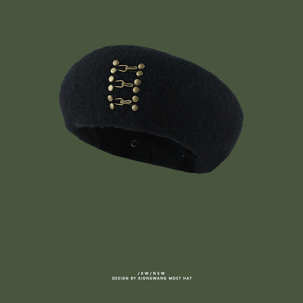 Gyapjú barett típusú kalap fém díszítéssel