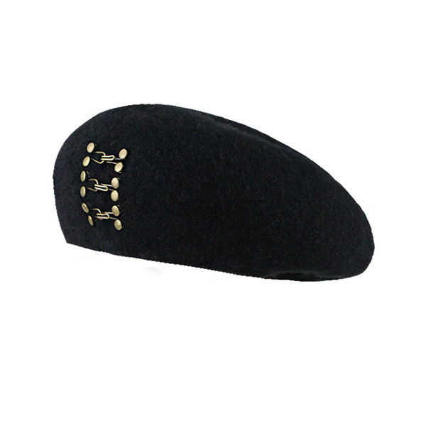 Gyapjú barett típusú kalap fém díszítéssel