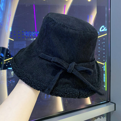 Aktuális női sapka pehely és szalaggal