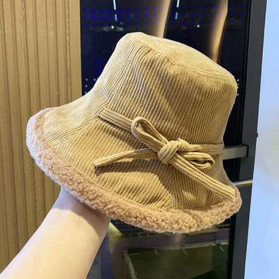 Aktuális női sapka pehely és szalaggal