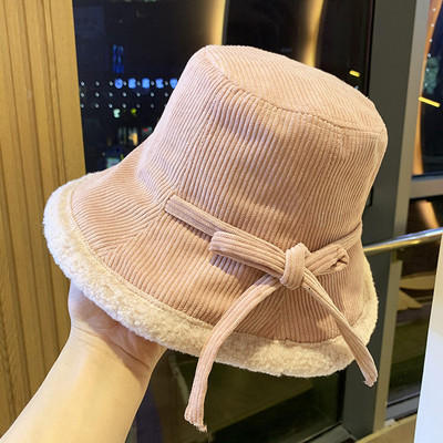 Aktuális női sapka pehely és szalaggal