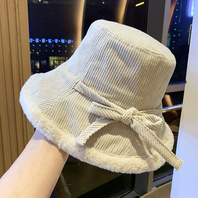 Aktuális női sapka pehely és szalaggal