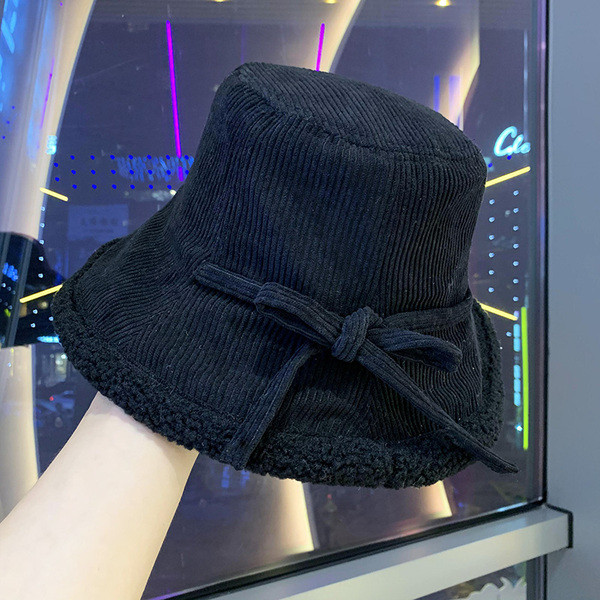 Aktuális női sapka pehely és szalaggal