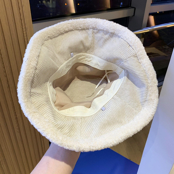 Aktuális női sapka pehely és szalaggal