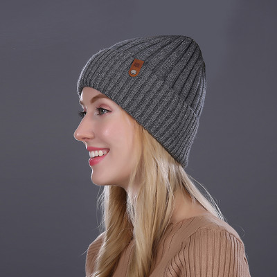 Μοντέρνο πλεκτό καπέλο με έμβλημα για γυναίκες