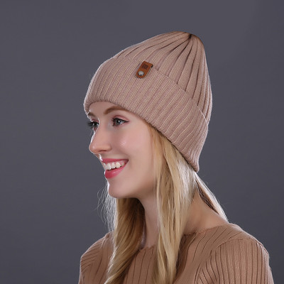 Μοντέρνο πλεκτό καπέλο με έμβλημα για γυναίκες