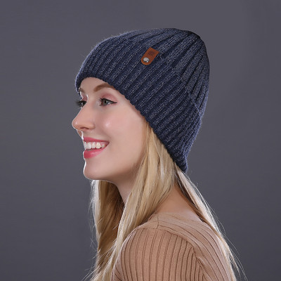 Μοντέρνο πλεκτό καπέλο με έμβλημα για γυναίκες