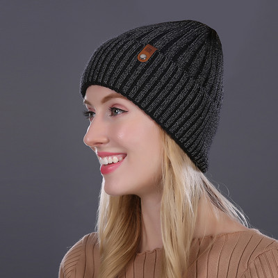 Μοντέρνο πλεκτό καπέλο με έμβλημα για γυναίκες