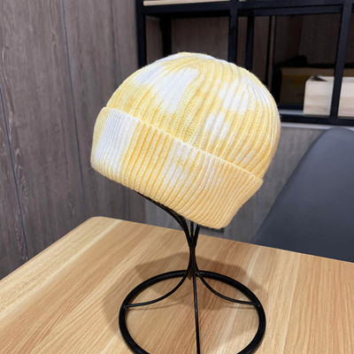 Női téli sapka színes mintával