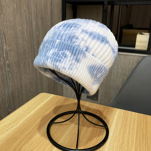 Női téli sapka színes mintával