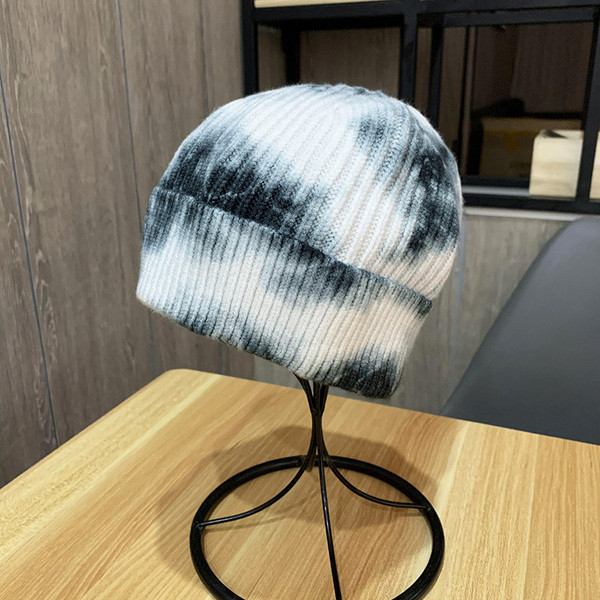 Női téli sapka színes mintával