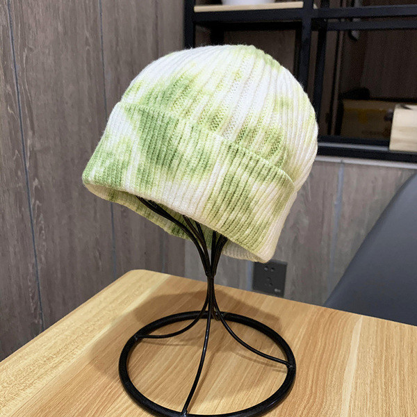 Női téli sapka színes mintával