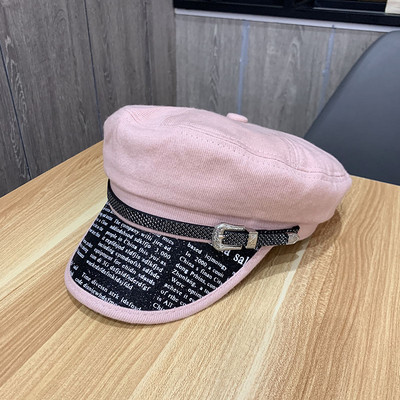 Μοντέρνο γυναικείο καπέλο με επιγραφές στη γείσο