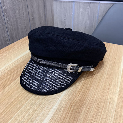 Μοντέρνο γυναικείο καπέλο με επιγραφές στη γείσο