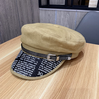 Μοντέρνο γυναικείο καπέλο με επιγραφές στη γείσο