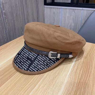 Μοντέρνο γυναικείο καπέλο με επιγραφές στη γείσο