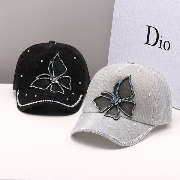 Női sapka 3D elemmel és kövekkel