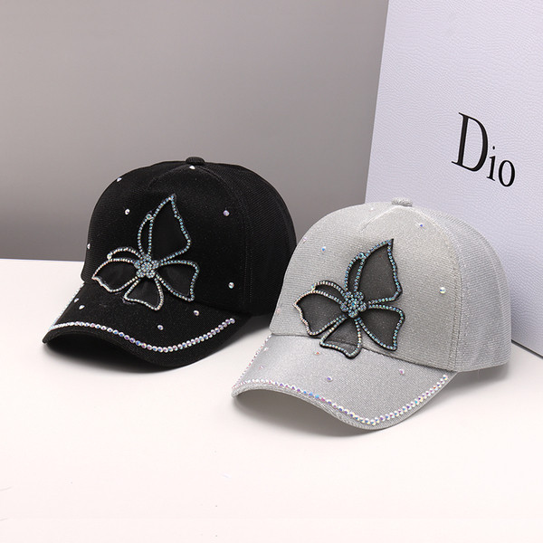 Női sapka 3D elemmel és kövekkel