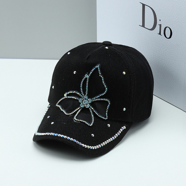 Női sapka 3D elemmel és kövekkel