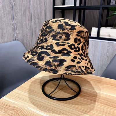 Modern női sapka leopárd mintával