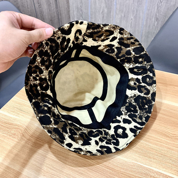 Modern női sapka leopárd mintával