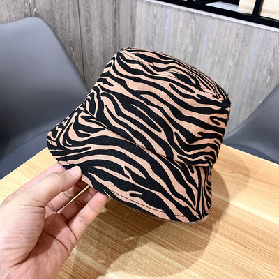 Μοντέρνο γυναικείο καπέλο με  άνιμαλ πριντ ζέβρα 