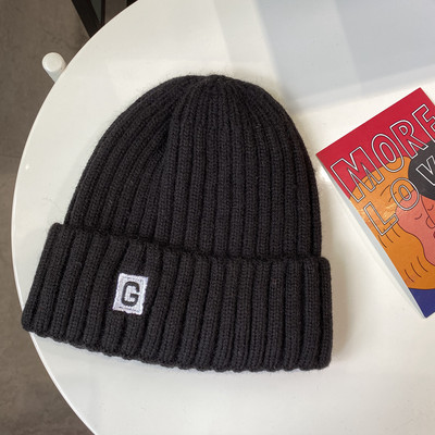 Kötött alkalmi női sapka emblémával