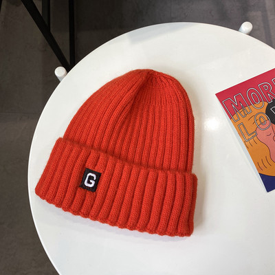 Kötött alkalmi női sapka emblémával