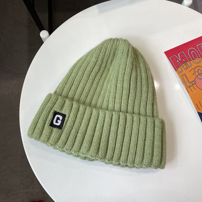 Kötött alkalmi női sapka emblémával