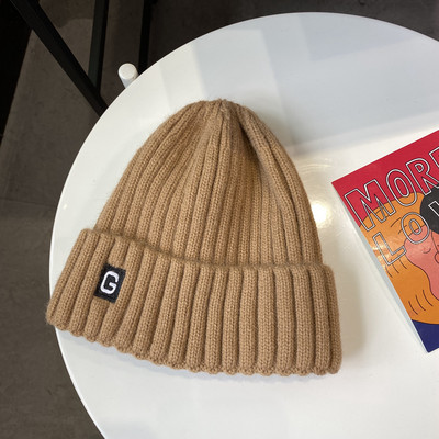 Kötött alkalmi női sapka emblémával