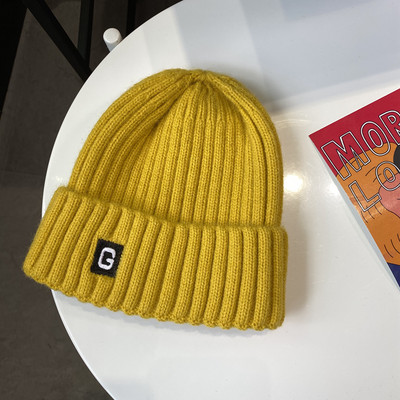 Kötött alkalmi női sapka emblémával