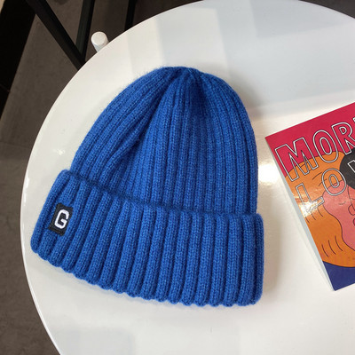 Kötött alkalmi női sapka emblémával