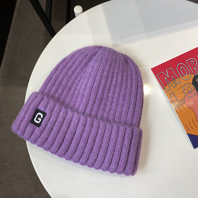 Kötött alkalmi női sapka emblémával