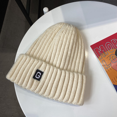 Kötött alkalmi női sapka emblémával