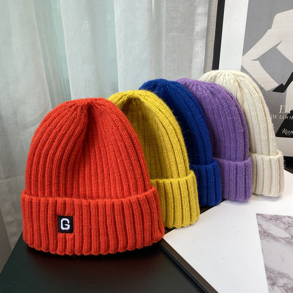 Kötött alkalmi női sapka emblémával