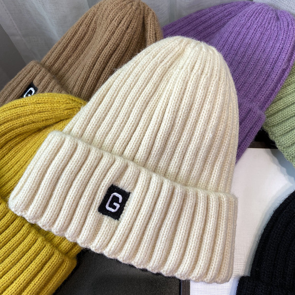 Kötött alkalmi női sapka emblémával