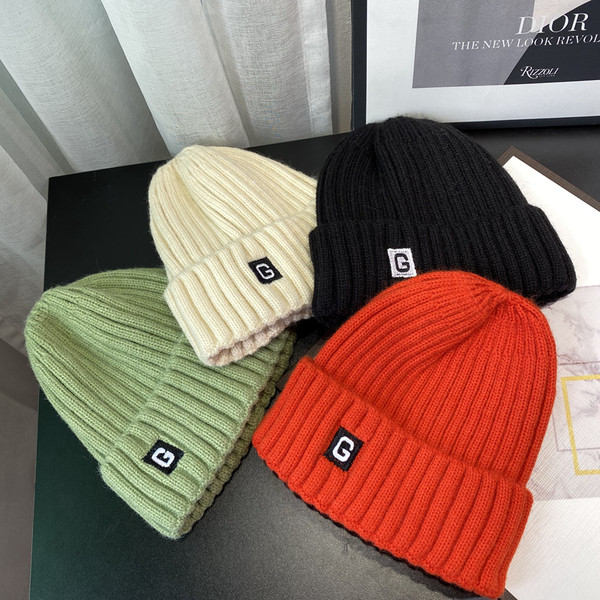 Kötött alkalmi női sapka emblémával