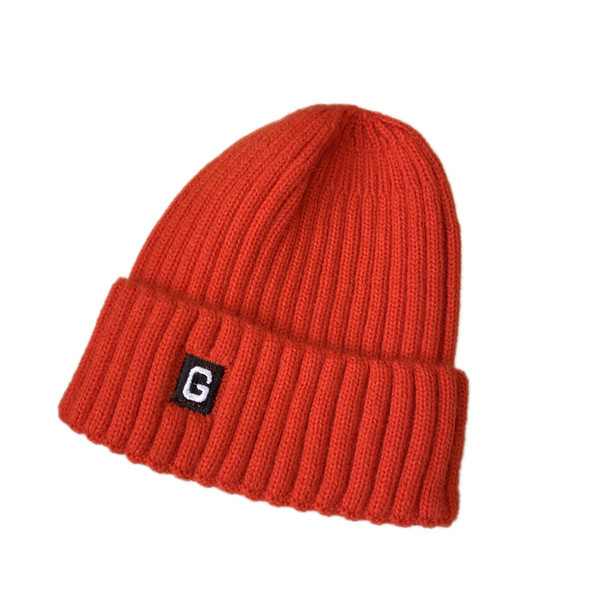 Kötött alkalmi női sapka emblémával