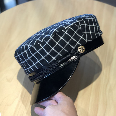 Kockás női sapka napellenzővel