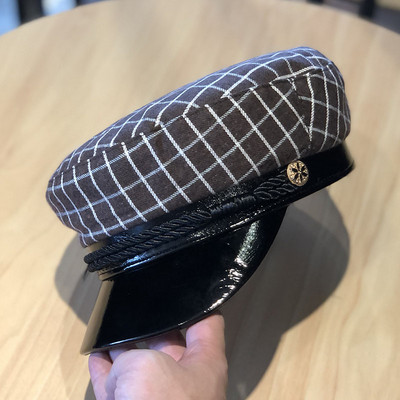 Kockás női sapka napellenzővel