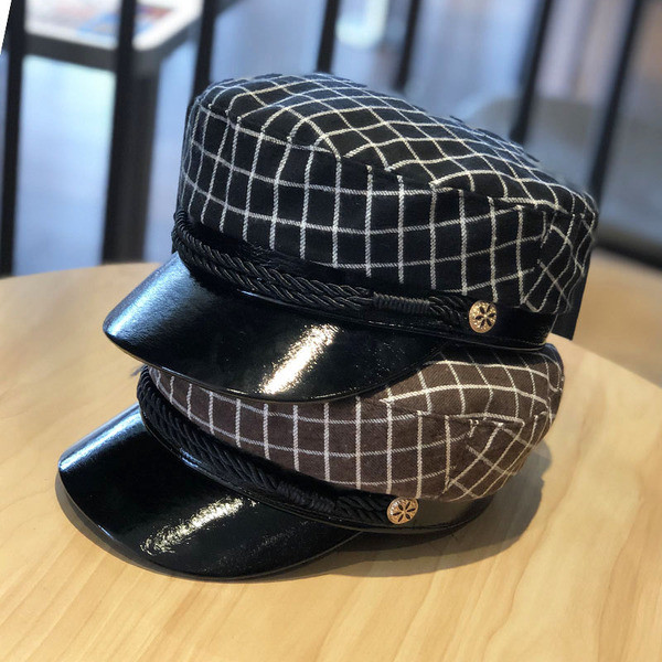 Kockás női sapka napellenzővel