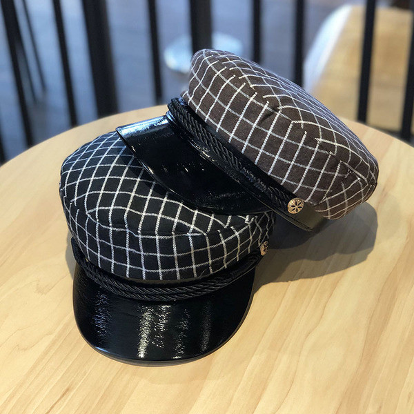 Kockás női sapka napellenzővel