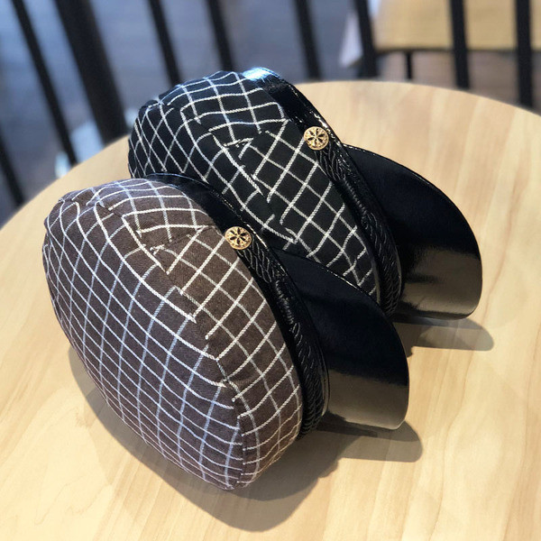 Kockás női sapka napellenzővel