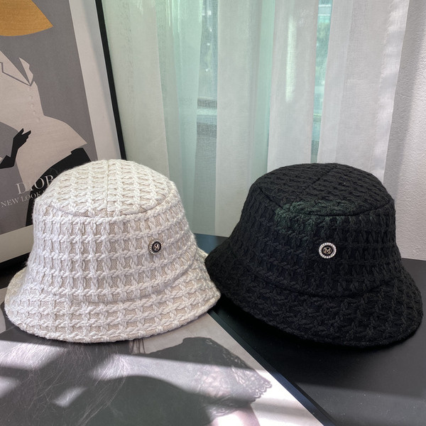 Μοντέρνο γυναικείο καπέλο  με διακοσμιτικές πέτρες