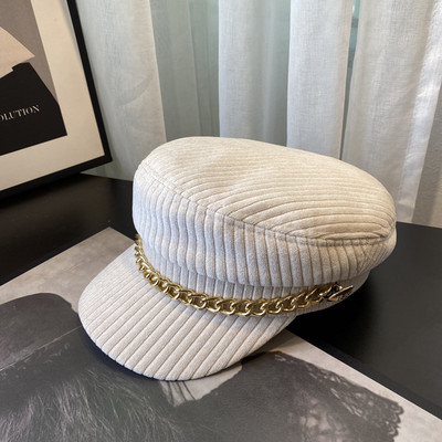 Modern női barett típusú sapka fém elemmel