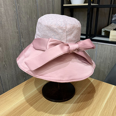 Modern női sapka csipkével és szalaggal