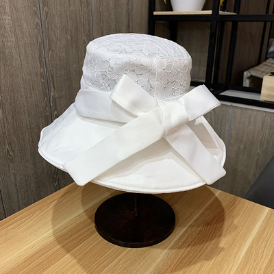 Modern női sapka csipkével és szalaggal